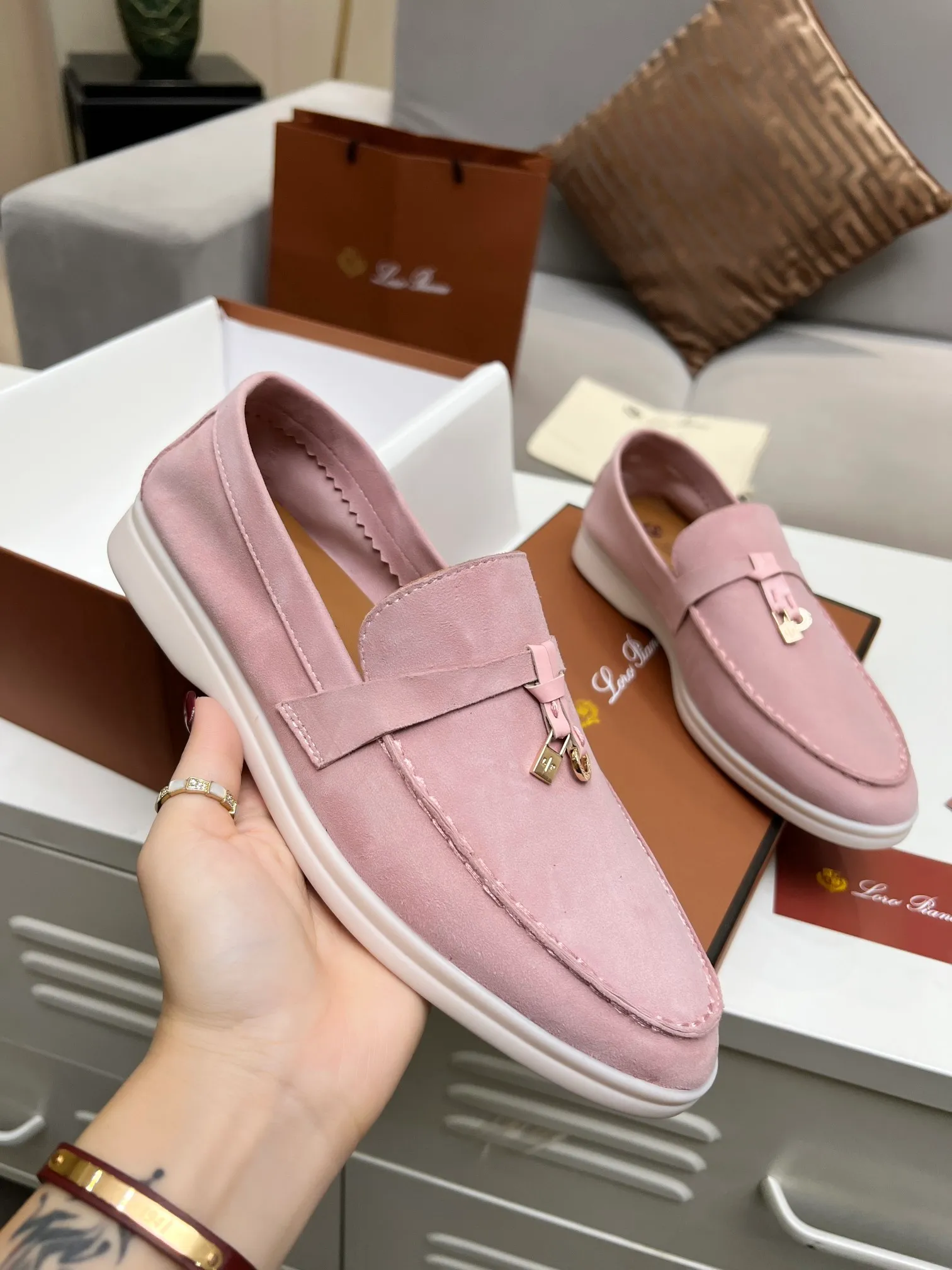 👟👟Ex-factory price 480👟👟 【Loro Piana】Italian top cashmere is fashionable and classic, and the leather is also practical and still of the highest quality on the Internet. Developed from the original board, the upper is made of Yangjing silk and is smooth. Leather lining, wear-resistant high-elastic beef tendon bottom. Size: 35-42, (men’s +10)